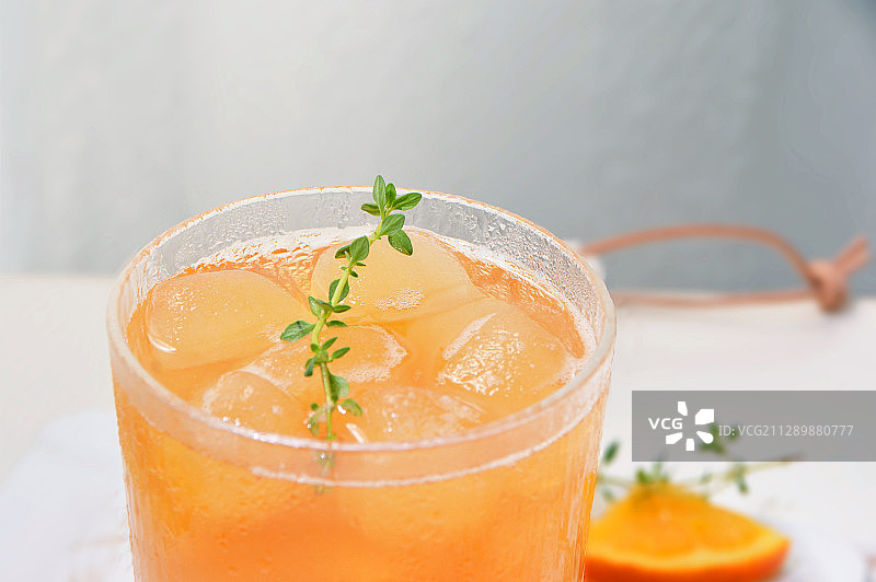 自制DIY芒果橙子茶饮冰爽夏日饮品图片素材