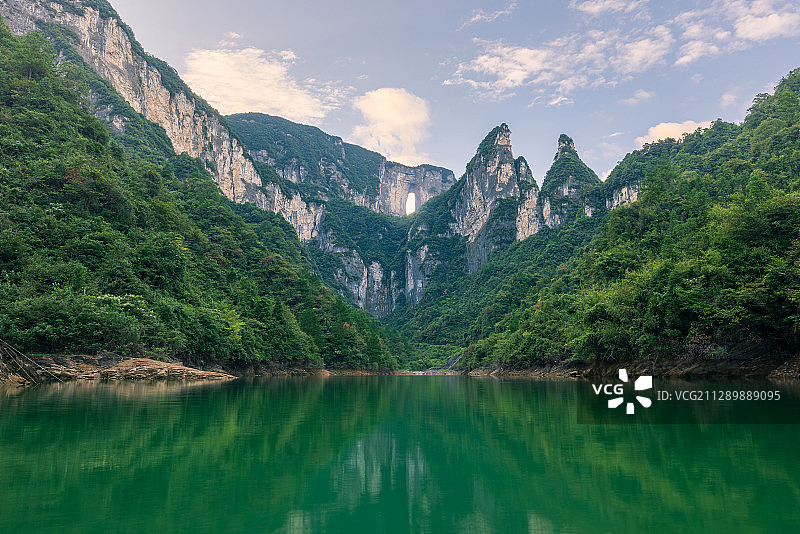 中国张家界天门山自然风景,绿色的自然背景。图片素材