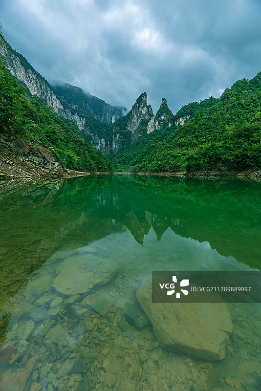 中国张家界天门山自然风景,绿色的自然背景。图片素材