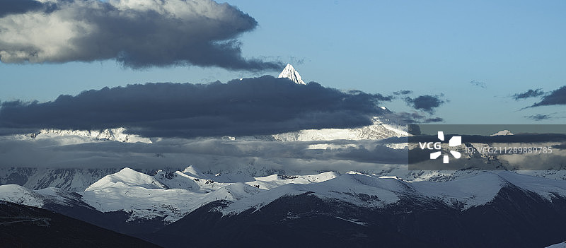 害羞的南迦巴瓦峰图片素材