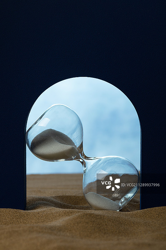 几何体抽象建筑沙漠拱门门框内的沙漏图片素材