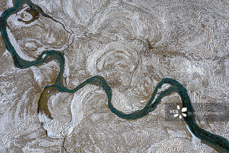 曲直：在荒漠中蜿蜒前行的河道图片素材