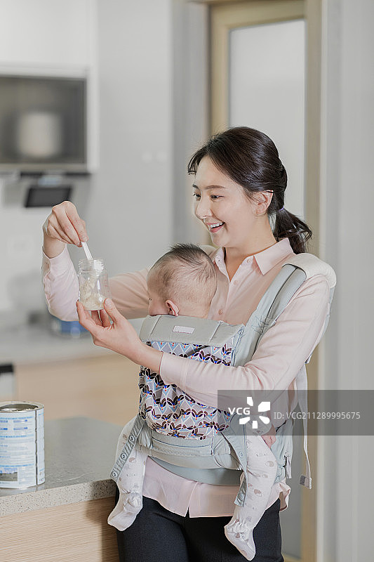 现代年轻家庭概念，年轻的父母和新生儿261图片素材