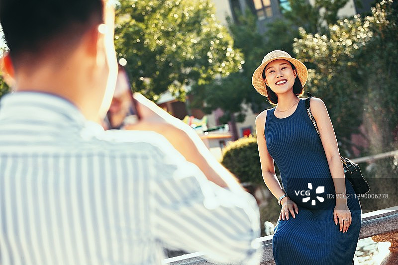 丈夫给怀孕的妻子照相图片素材