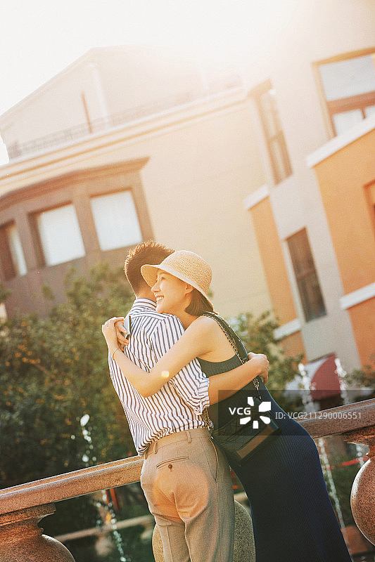 孕妇和丈夫拥抱图片素材