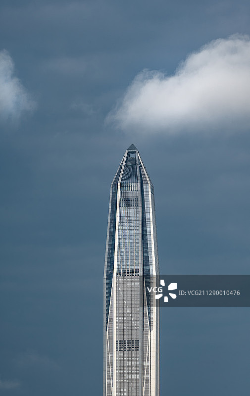 深圳平安大厦蓝天白云高清特写图片素材