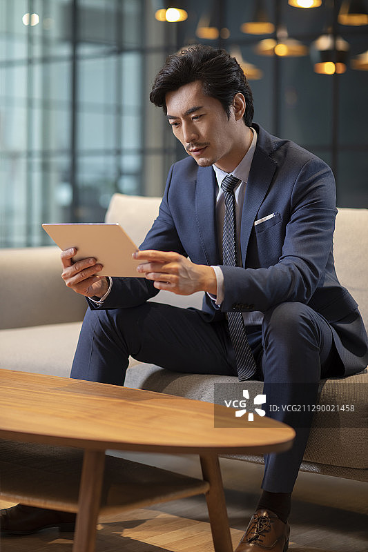 成功商务男士使用平板电脑图片素材