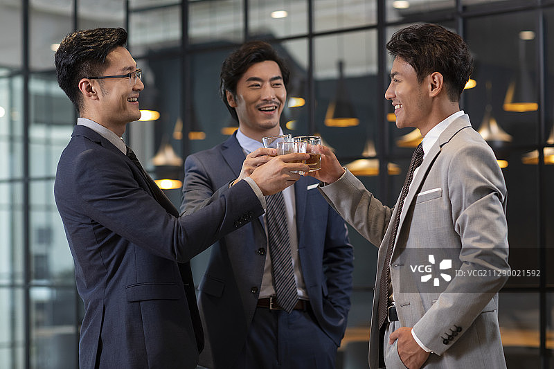 成功商务男士举杯庆祝图片素材