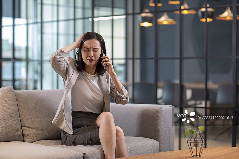 商务女士使用手机打电话图片素材