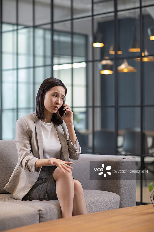 商务女士使用手机打电话图片素材