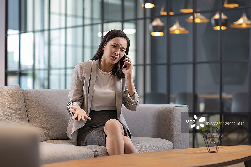 商务女士使用手机打电话图片素材