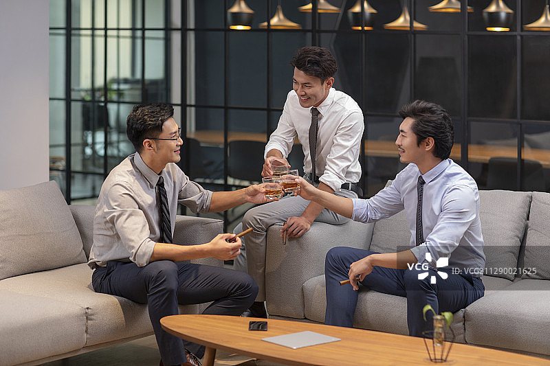 成功商务男士举杯庆祝图片素材