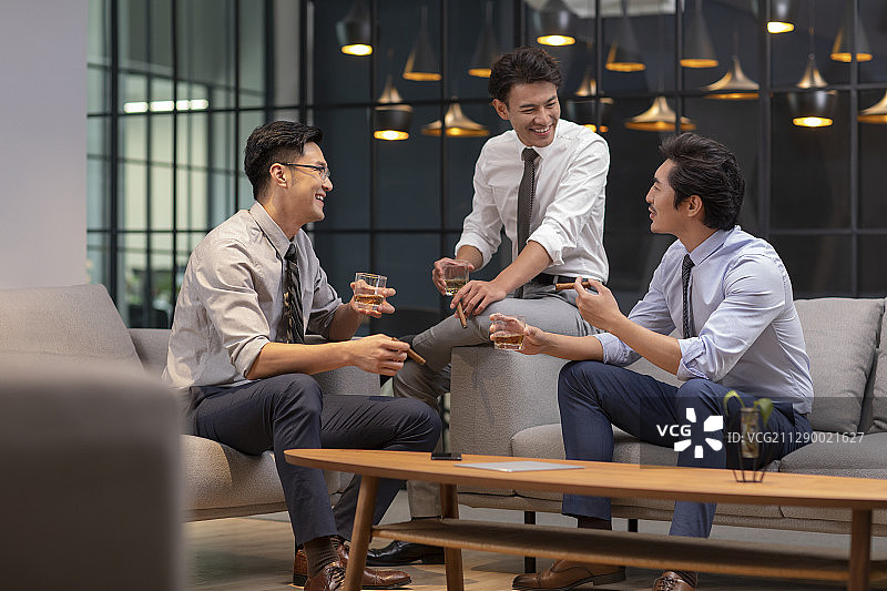 成功商务男士在办公室喝酒图片素材