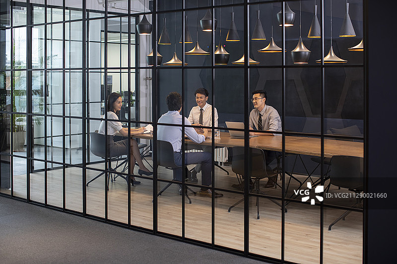 商务人士在会议室开会图片素材