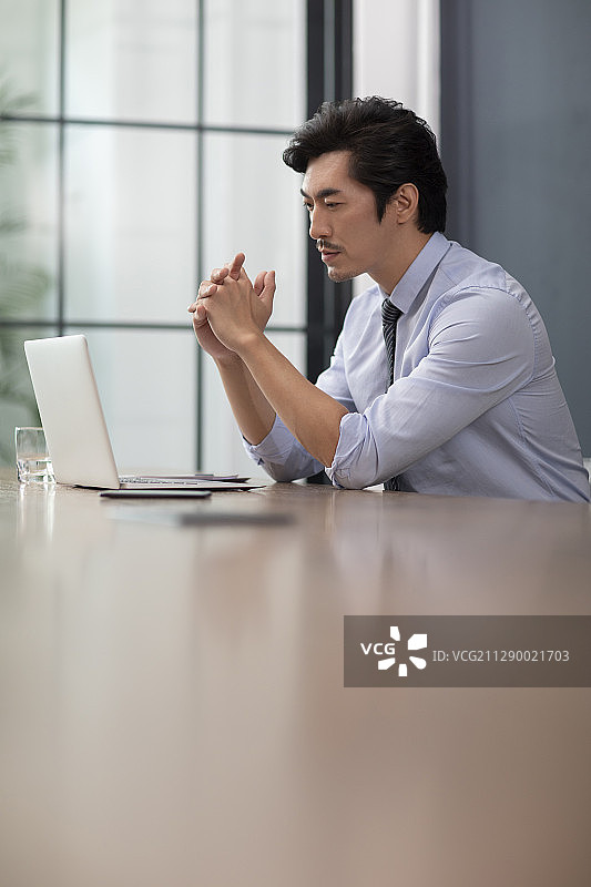 成功商务男士使用笔记本电脑图片素材