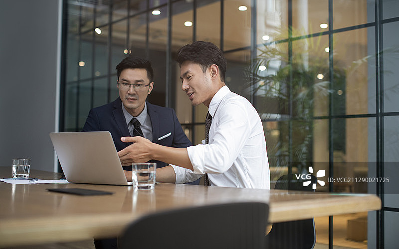 成功商务男士在办公室讨论图片素材