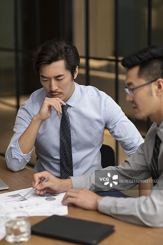 成功商务男士在办公室分析报告图片素材
