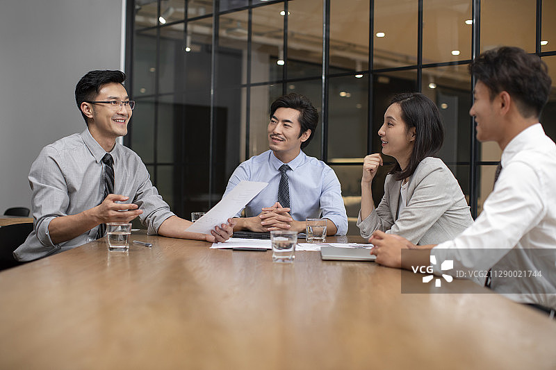 商务人士在会议室开会图片素材