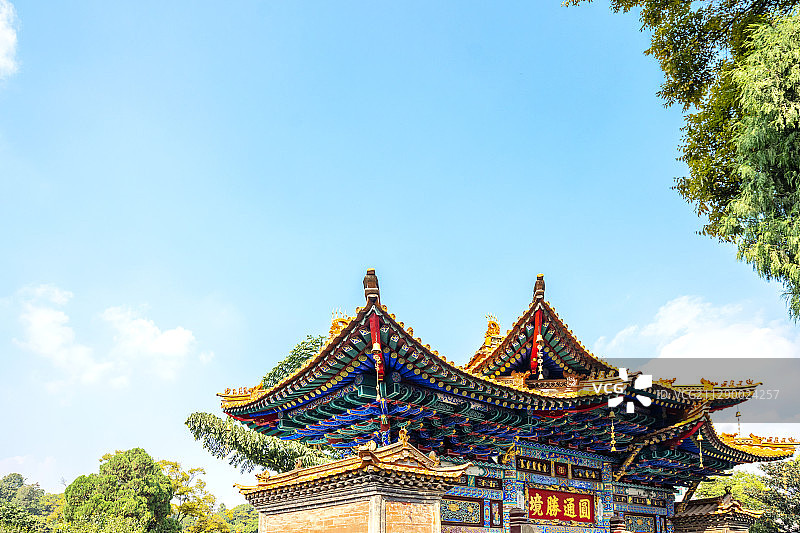 云南省昆明市圆通寺牌坊侧面全景图片素材