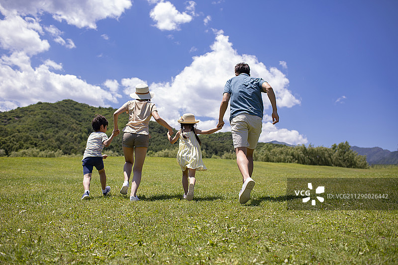 快乐的年轻家庭户外玩耍图片素材