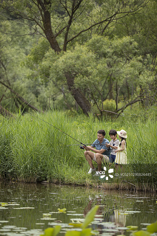 快乐家庭在河边钓鱼图片素材