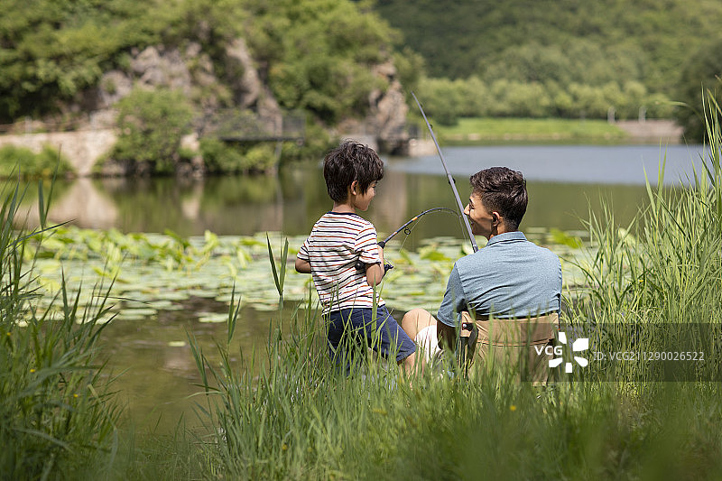 快乐父子在河边钓鱼图片素材