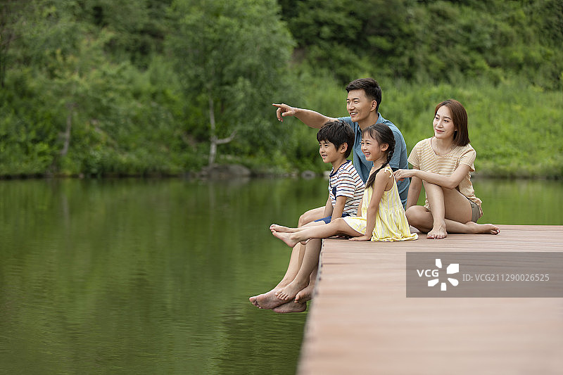 快乐的年轻家庭在栈桥上玩耍图片素材
