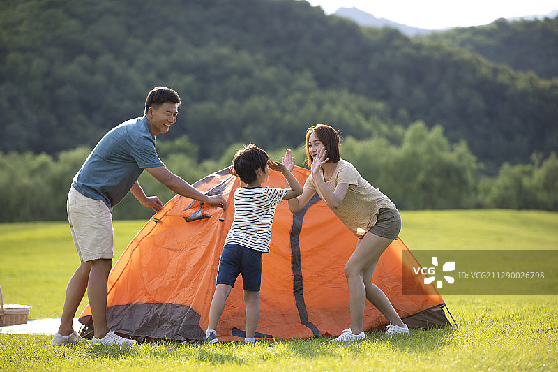 快乐的年轻家庭在户外露营图片素材