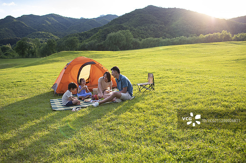 快乐的年轻家庭在户外野餐图片素材