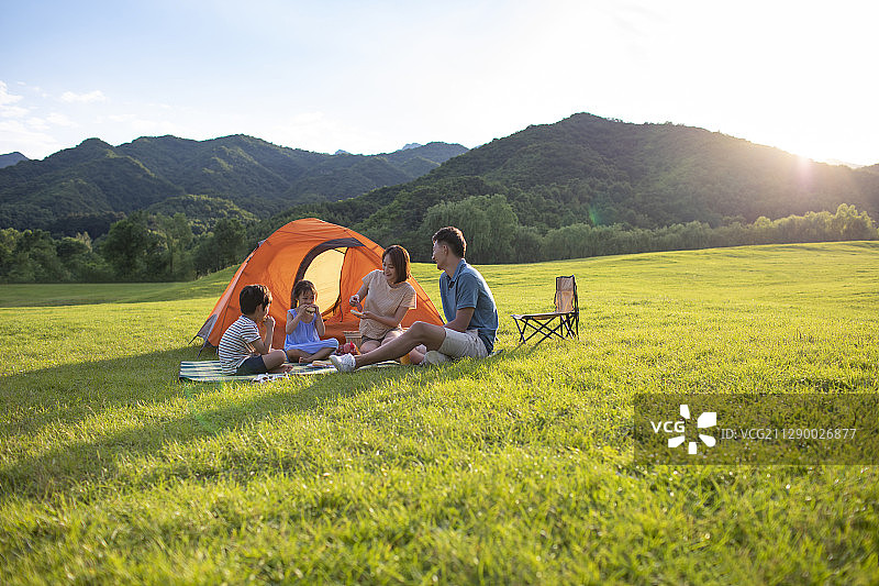 快乐的年轻家庭在户外野餐图片素材