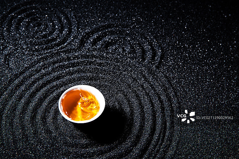黑色背景下的一杯茶图片素材