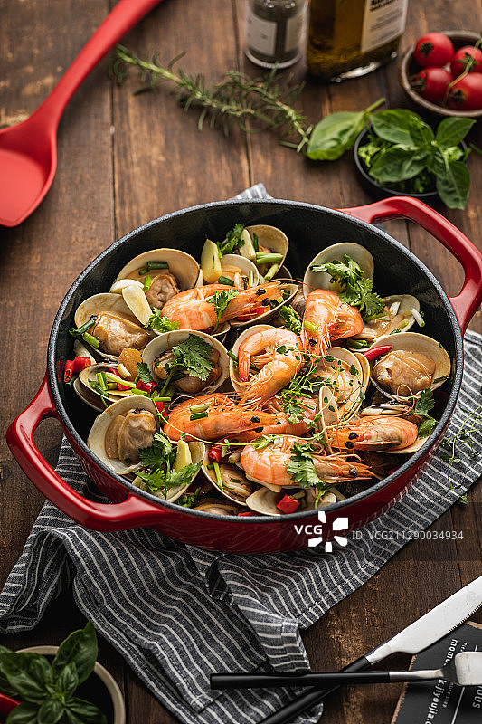 大虾烩蛤蜊海鲜锅图片素材