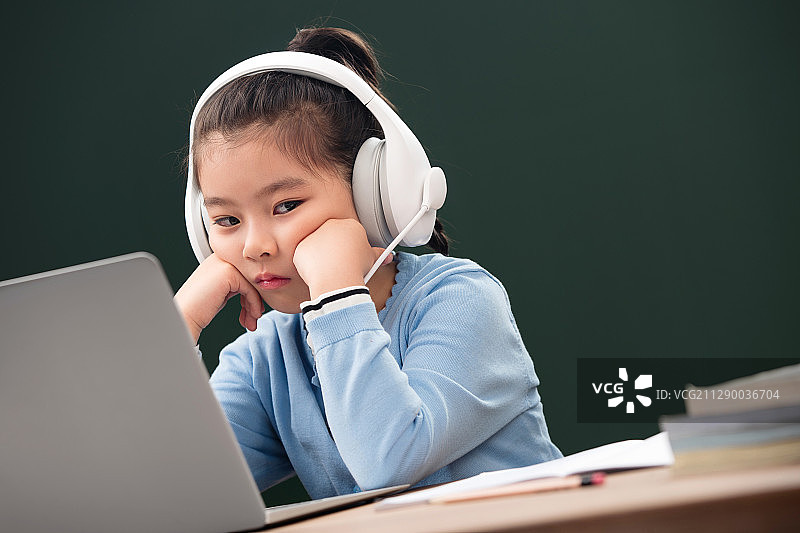 小学女生在线学习图片素材