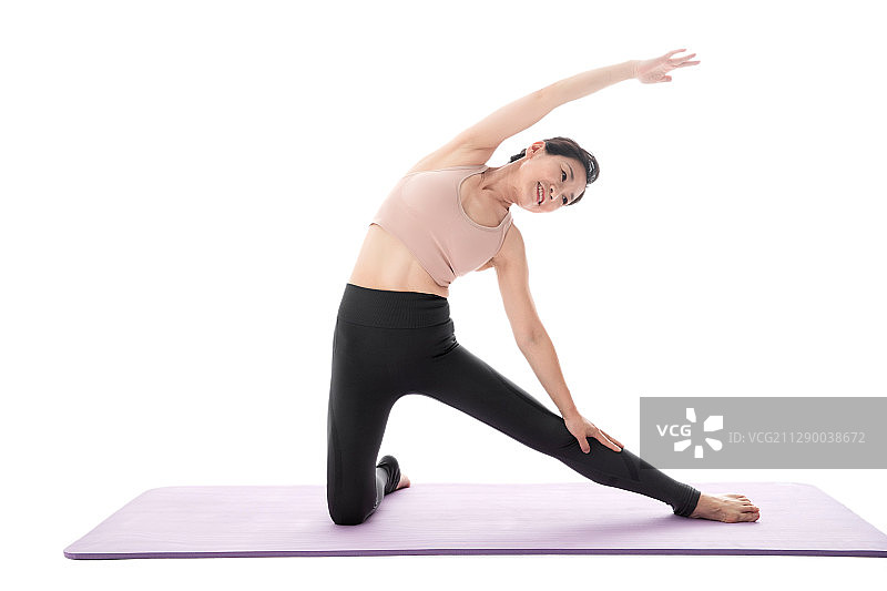 中老年女性练习瑜伽图片素材