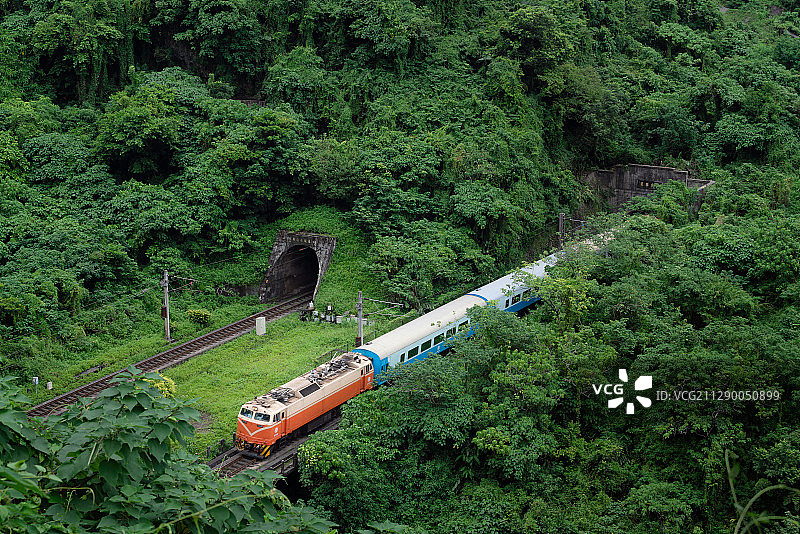 台湾花莲太鲁阁清水断崖林间火车图片素材