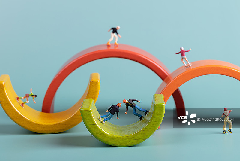 彩色积木彩虹桥青少年轮滑滑板图片素材