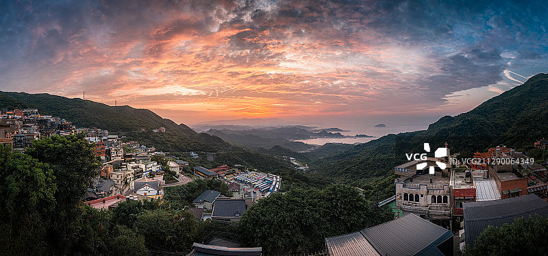 台湾旅游目的地九份老街与基隆港晚霞图片素材
