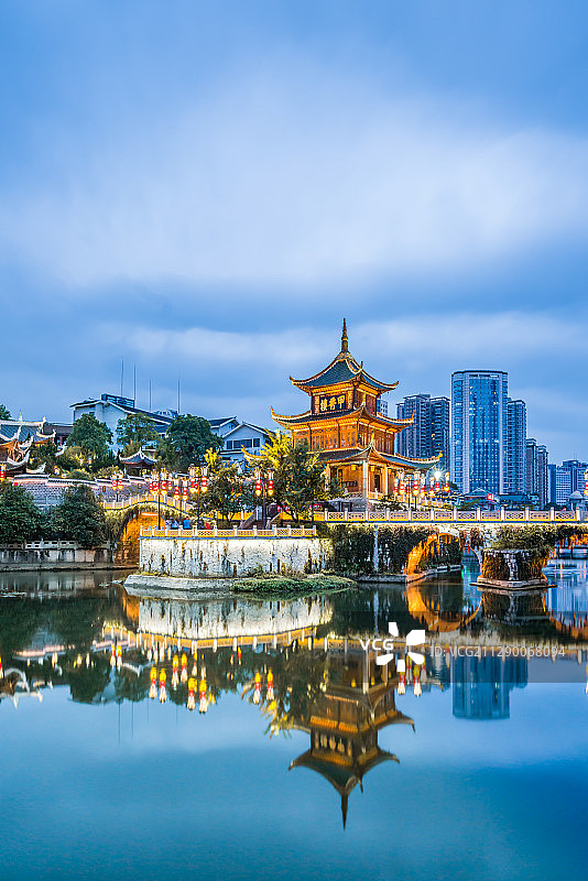 中国贵州贵阳甲秀楼建筑夜景图片素材
