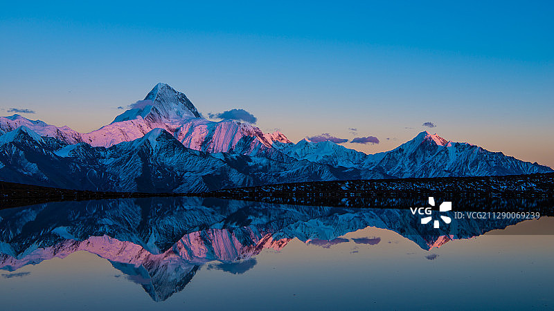 贡嘎山日落余晖图片素材