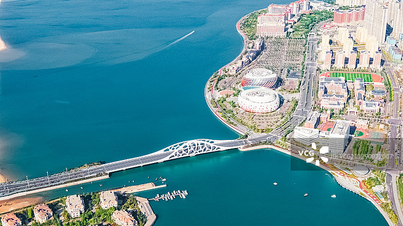 山东省青岛市西海岸新区，填海而成的星光岛和贝壳桥航拍图片素材