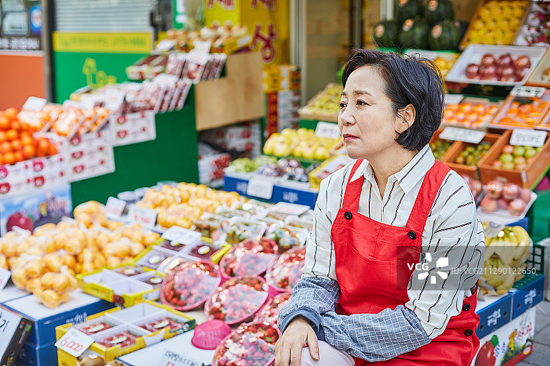 50多岁的女商人、蔬菜商，担忧、沮丧、失望图片素材