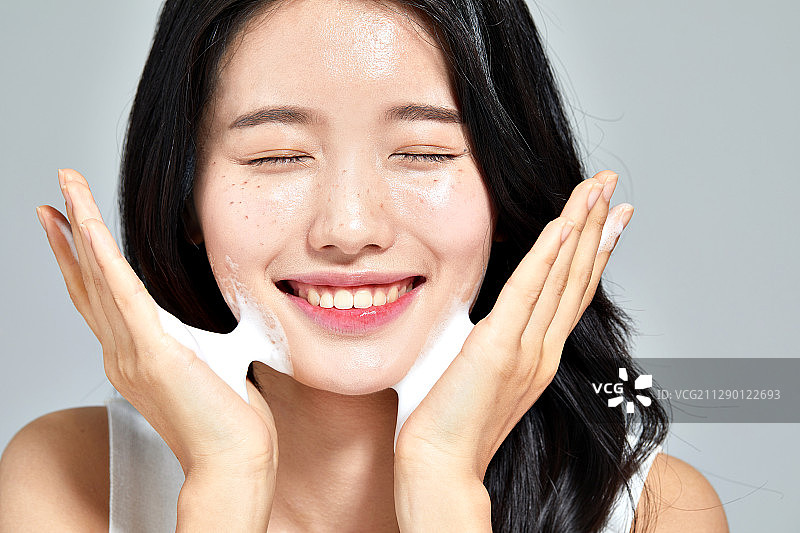 洗脸的微笑女性图片素材