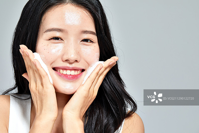 女人，美丽，洁面乳，洗脸图片素材