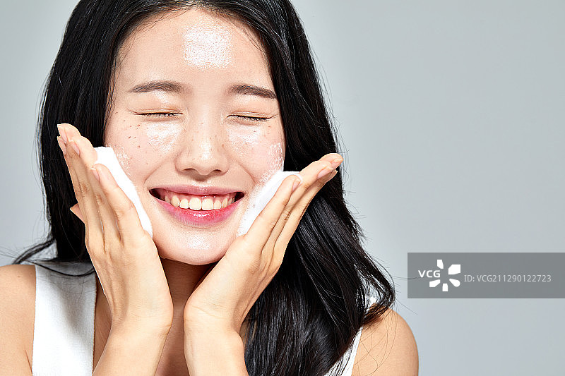 洗脸的微笑女性图片素材