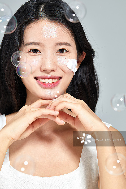女人、美容、洗面奶、洗脸、泡沫、微笑图片素材