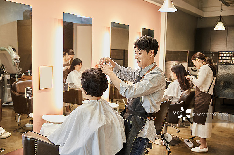 男人，美容院，发型设计师，服务，理发，微笑图片素材