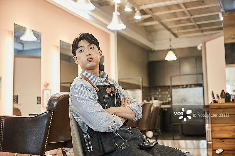 男人、美容院、发型设计师、服务、烦恼、叹息图片素材