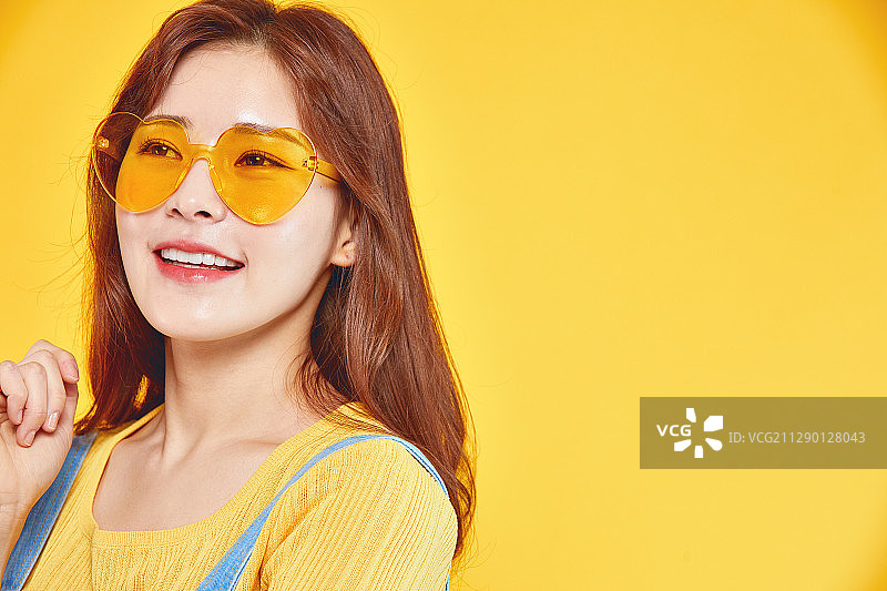 夏季商业活动中的复古风太阳镜女性图片素材