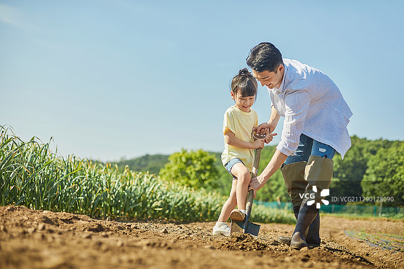 农场：女孩，幼儿园，教育，花园，暑假，生活方式，实地考察，种植图片素材