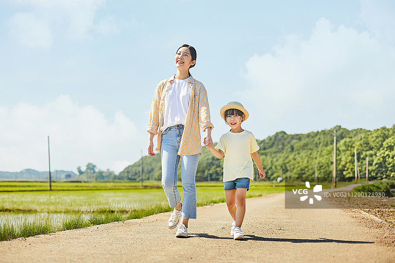 乡村道路，快乐的儿童，步行图片素材